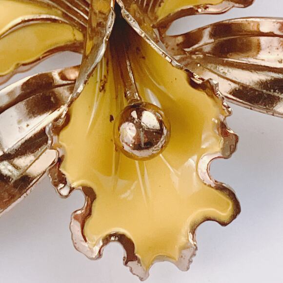 VTG 1950s Brooch Yellow Enamel Orchid Flower Gold Tone Mid Century Pin - Picture 4 of 9